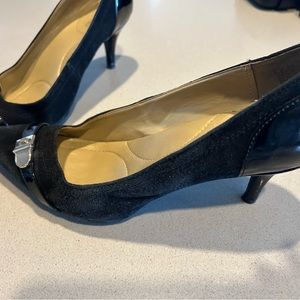 Bandolino women’s black suede and patent leather pumps, sz 9.